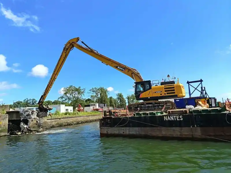 Chantier sur Nantes avec pelle Sany de l'agence Beaussire Chantier sur Nantes avec pelle Sany de l'agence Beaussire