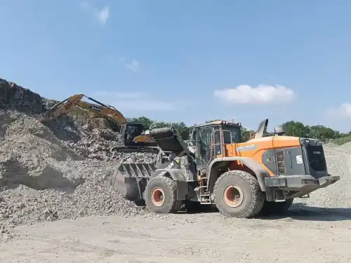 Chargeuse Doosan DL480 et pelle Sany sur chantier d'extraction en Bretagne Chargeuse Doosan DL480 et pelle Sany sur chantier d'extraction en Bretagne - Groupe Beaussire