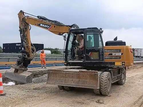 Pelle sur pneus Sany SY155W sur chantier de voirie en Bretagne Pelle sur pneus Sany SY155W sur chantier de voirie en Bretagne - Groupe Beaussire