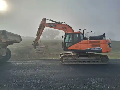 Pelle 22 tonnes avec Engcon, GPS et godet trapèze sur un chantier en région Nord