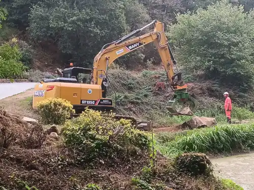 Pelle chenille Sany SY135C en travaux d'aménagement de berge en Bretagne Pelle chenille Sany SY135C en travaux d'aménagement de berge en Bretagne - Groupe Beaussire
